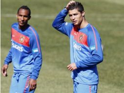 El portugués Liedson en una sesión de entrenamiento quein aceptó que su equipo estuvo nervisos en el debut. REUTERS  /