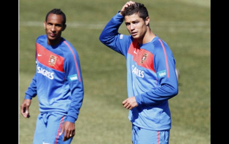 El portugués Liedson en una sesión de entrenamiento quein aceptó que su equipo estuvo nervisos en el debut. REUTERS  /