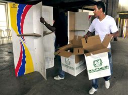 Empleados de la Registraduría Nacional de Colombia preparon las urnas y mesas de votación en Cali. EFE  /