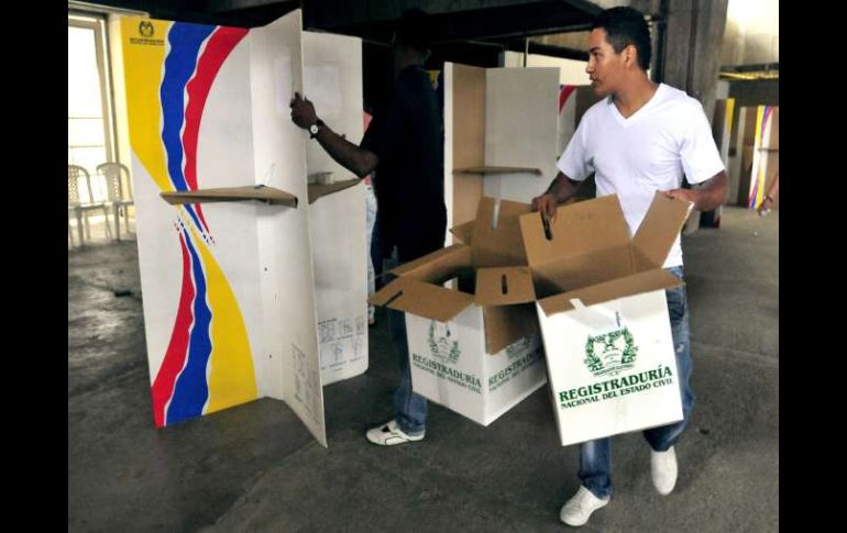 Empleados de la Registraduría Nacional de Colombia preparon las urnas y mesas de votación en Cali. EFE  /