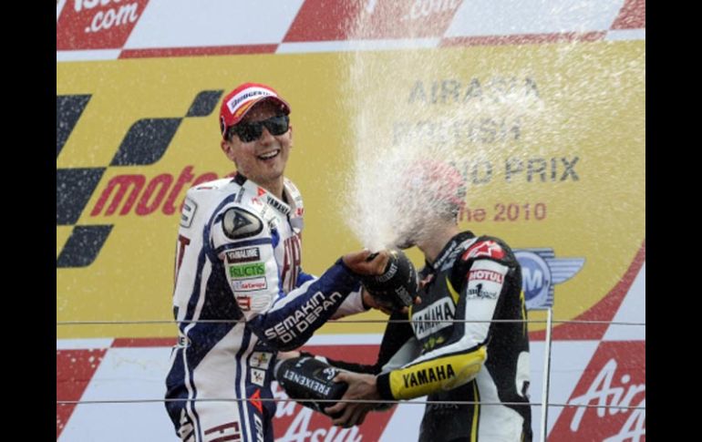 El motociclista español, Jorge Lorenzo, festeja el triunfo. AP  /