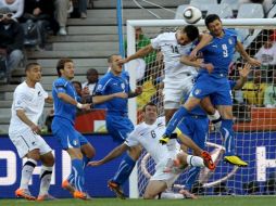 La Selección italiana y la de Nueva Zelanda empatan a un gol en su enfrentamiento. AFP  /