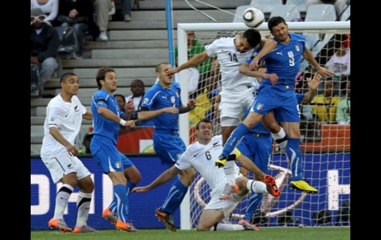 La Selección italiana y la de Nueva Zelanda empatan a un gol en su enfrentamiento. AFP  /