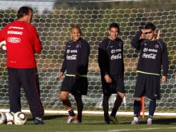 La Selección de Chile en entrenamiento para enfrentar a Suiza. AP  /