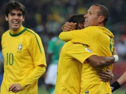 El jugador de Brasil, Luis Fabiano (der.), festeja uno de los goles que anotó. AFP  /