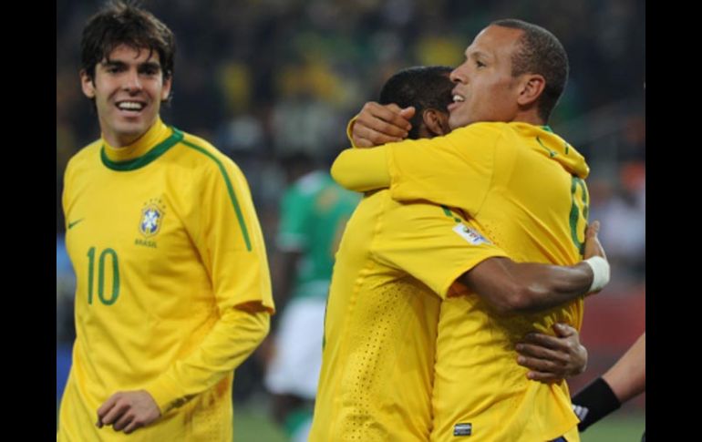 El jugador de Brasil, Luis Fabiano (der.), festeja uno de los goles que anotó. AFP  /