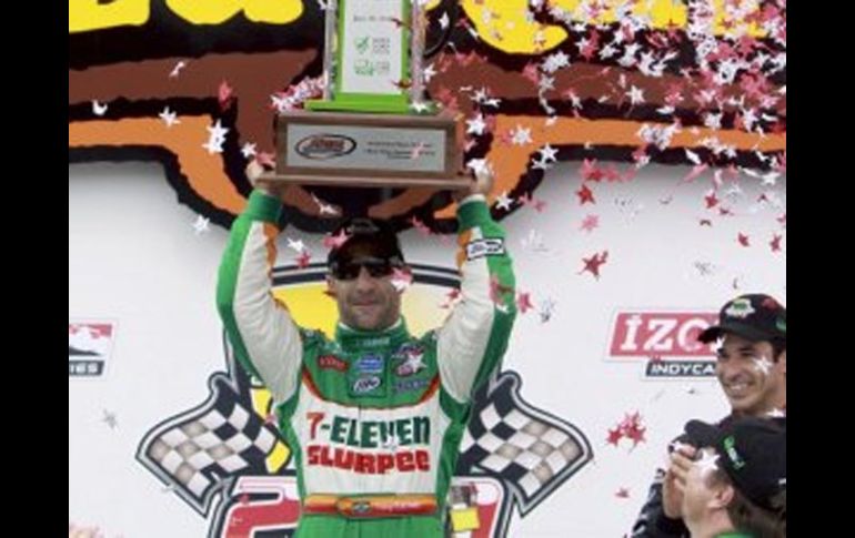 Tony Kanaan rebasó a Castroneves diez vueltas antes del final de las 250 millas de Iowa. AP  /