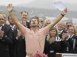 Graeme McDowell de Irlanda del Norte celebra la obtención del US Open. AP  /