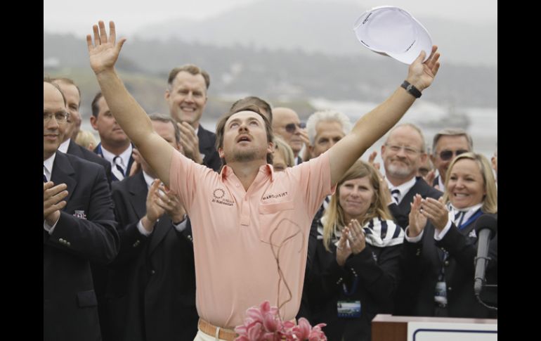 Graeme McDowell de Irlanda del Norte celebra la obtención del US Open. AP  /