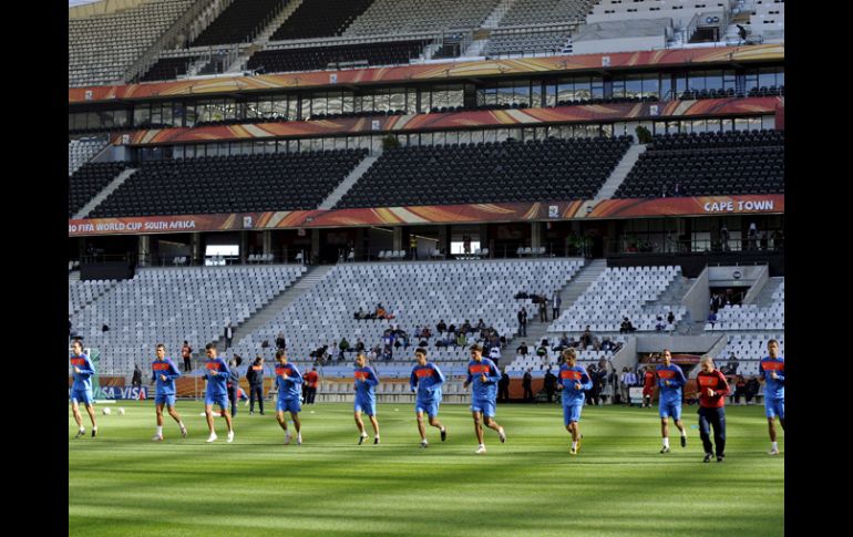 Portugal reconoció la cancha del Estadio Green Point. EFE  /