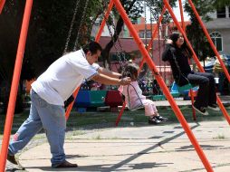 En el Día del Padre, capitalinos acuden a los parques y plazas públicas a festejar con sus hijos, en una amena convivencia.EL UNIVERSAL  /