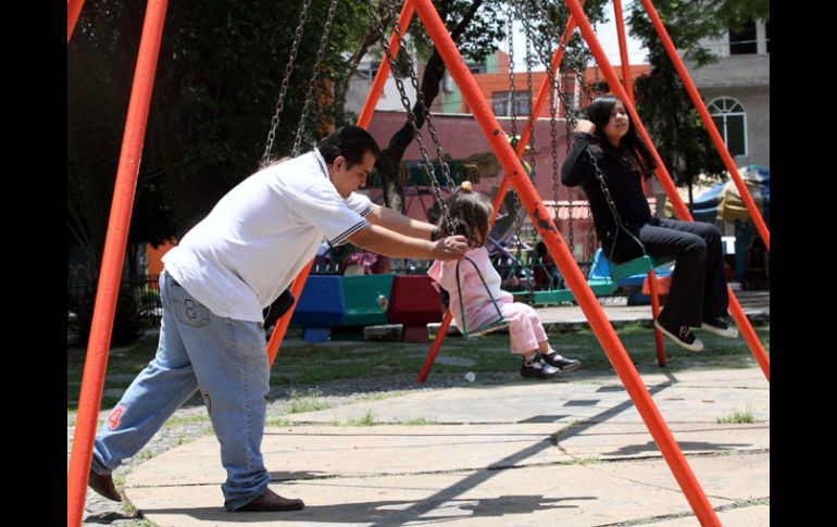 En el Día del Padre, capitalinos acuden a los parques y plazas públicas a festejar con sus hijos, en una amena convivencia.EL UNIVERSAL  /