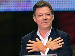 El presidente electo colombiano, Juan Manuel Santos, agradece a sus seguidores el apoyo que lo llevará al Palacio de Nariño. AFP  /