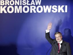 El candidato de la Plataforma Civil, Bronislaw Komorowski, celebra su ventaja sobre Jaroslaw Kaczynski. REUTERS  /