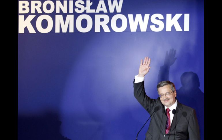 El candidato de la Plataforma Civil, Bronislaw Komorowski, celebra su ventaja sobre Jaroslaw Kaczynski. REUTERS  /