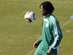 El seleccionado de Nigeria Chinedu Obasi, entrena en Johannesburgo, días antes de su siguiente partido. AFP  /