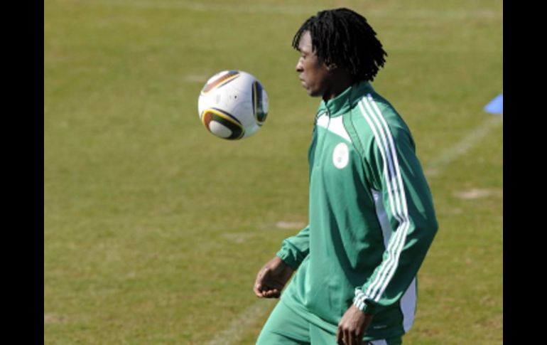 El seleccionado de Nigeria Chinedu Obasi, entrena en Johannesburgo, días antes de su siguiente partido. AFP  /