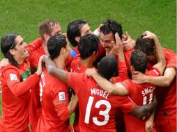 Los jugadores de Portugal festejan el espectacular partido que ofrecieron ante Corea del Norte. AFP  /