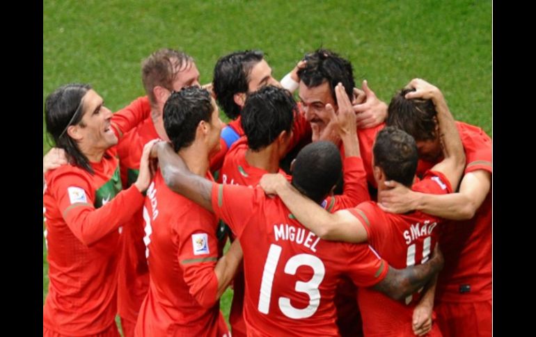 Los jugadores de Portugal festejan el espectacular partido que ofrecieron ante Corea del Norte. AFP  /