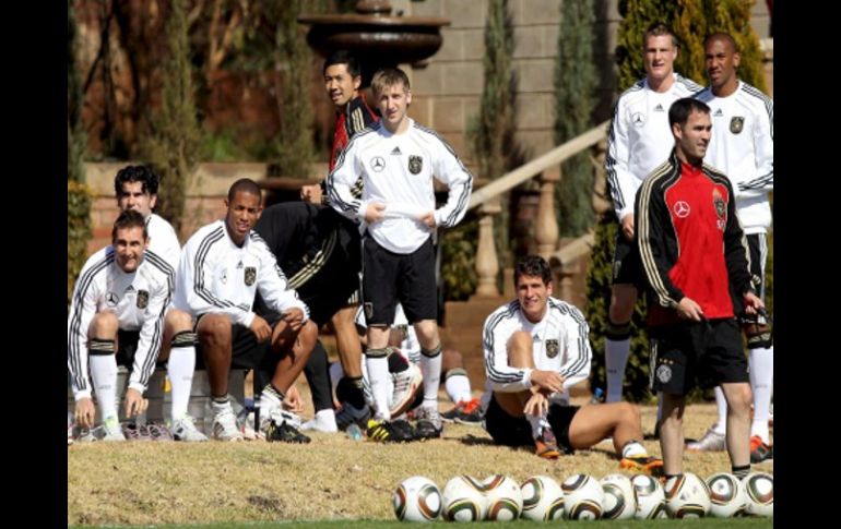 Los seleccionados alemanes se preparan para entrenar en el hotel Velmore Grande de Pretoria. EFE  /