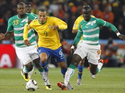 El jugador de la Selección de Brasil, Luis Fabiano (centro). EFE  /