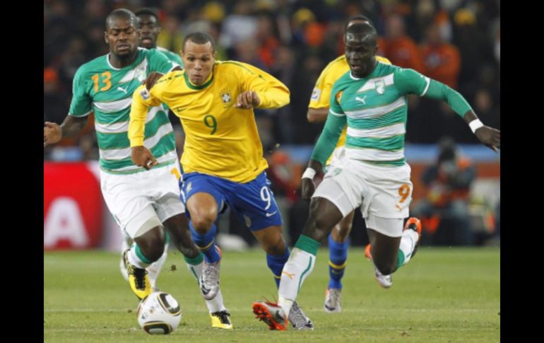 El jugador de la Selección de Brasil, Luis Fabiano (centro). EFE  /