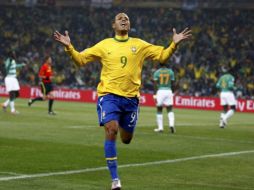 El jugador brasileño, Luis Fabiano, festejó uno de sus dos goles del partido anterior. REUTERS  /