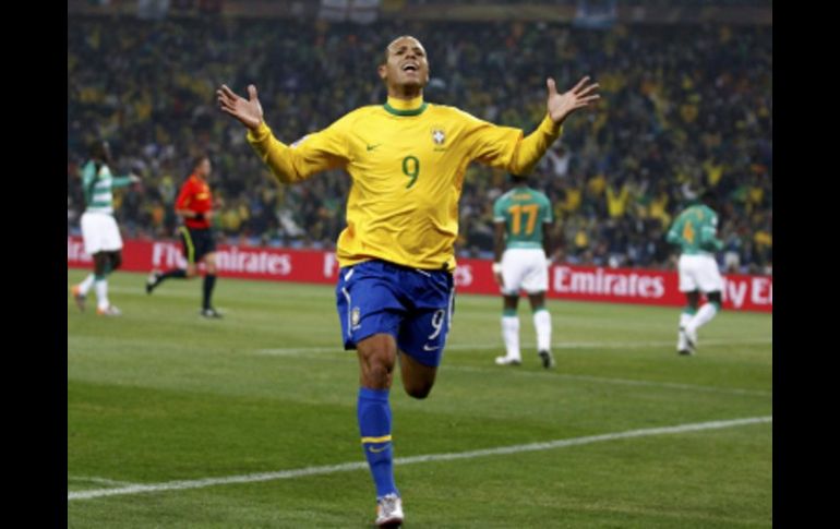 El jugador brasileño, Luis Fabiano, festejó uno de sus dos goles del partido anterior. REUTERS  /