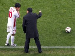 El seleccionador e Corea del Norte, Kim Jong-hun, dando instrucciones a sus jugadores durante el partido contra Portugal. EFE  /