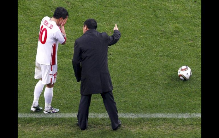 El seleccionador e Corea del Norte, Kim Jong-hun, dando instrucciones a sus jugadores durante el partido contra Portugal. EFE  /