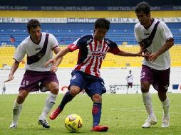 El jugador de las Chivas, Ulises Dávila (centro). JAMMEDIA  /