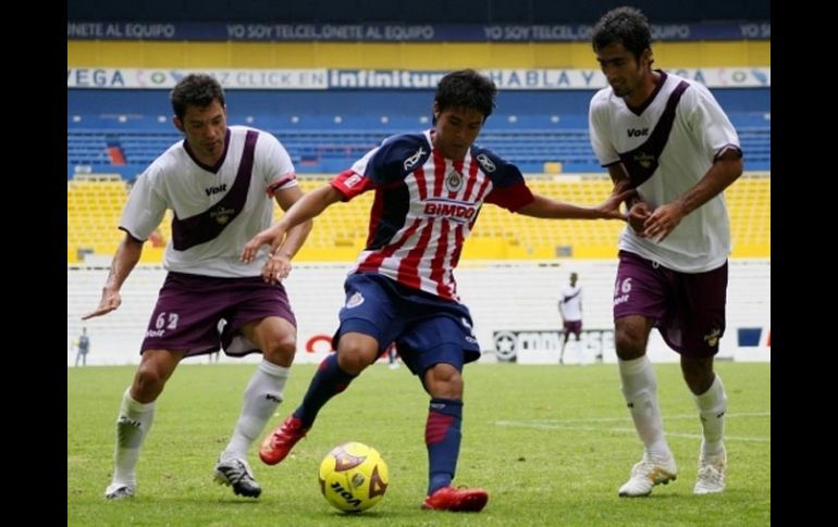 El jugador de las Chivas, Ulises Dávila (centro). JAMMEDIA  /