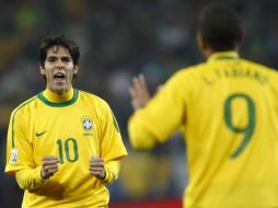 Kaka (izq.) y Luis Fabiano, reaccionan tras anotación de Brasil ante Costa de Marfil. REUTERS  /