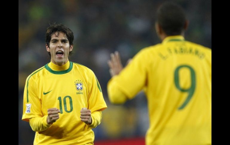 Kaka (izq.) y Luis Fabiano, reaccionan tras anotación de Brasil ante Costa de Marfil. REUTERS  /