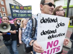 Personal y estudiantes de la Universidad de Lambeth marchan en protesta por el recorte al presupuesto del servicio de educación. AFP  /