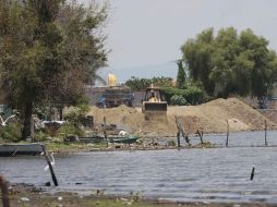 Las autoridades municipales no han podido detener los trabajos ilegales de relleno que atentan contra el Lago de Chapala. S. NUÑEZ  /