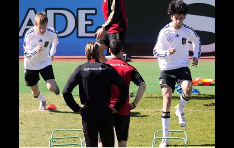 Los jugadores alemanes en sesión de entrenamiento, días antes del duelo para el pase a los octavos de final del Mundial. AFP  /