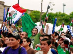 Aficionados disfrutan el partido del Tri en la Plaza Liberación. E. PACHECO  /