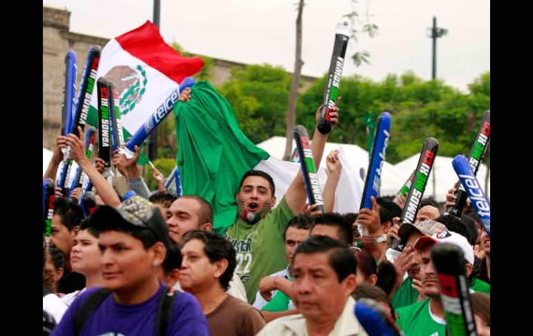 Aficionados disfrutan el partido del Tri en la Plaza Liberación. E. PACHECO  /