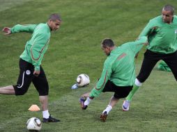 El jugador argelino Madjid Bougherra (izquierda) se prepara para ofrecer un partido ofensivo contra los estadounidenses. AFP  /