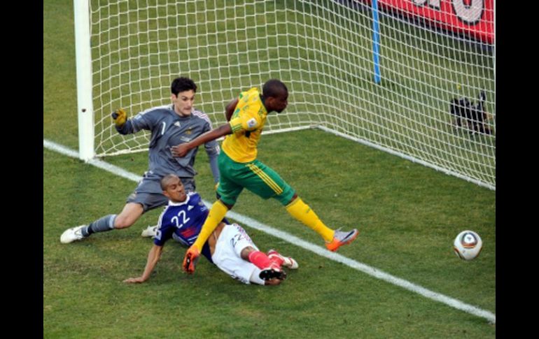 Acción del segundo gol de Sudáfrica en el partido ante Francia. EFE  /