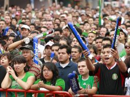 Aspecto de aficionados del Tri que acudieron a seguir el partido mediante la pantalla colocada en Plaza Liberación. E. PACHECO  /