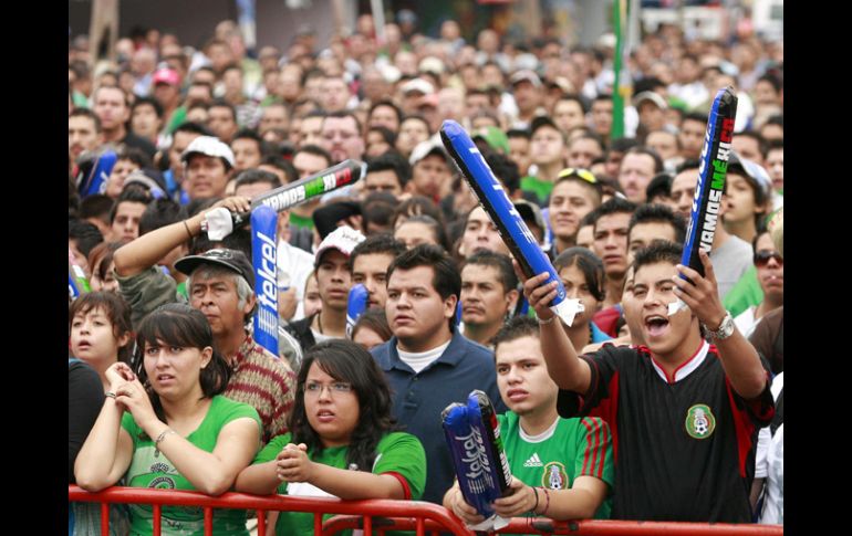 Aspecto de aficionados del Tri que acudieron a seguir el partido mediante la pantalla colocada en Plaza Liberación. E. PACHECO  /