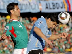 Rafael Márquez (izq) y Luís Suárez, disputan el balón durante el partido de las Selecciones de México y Uruguay. EFE  /