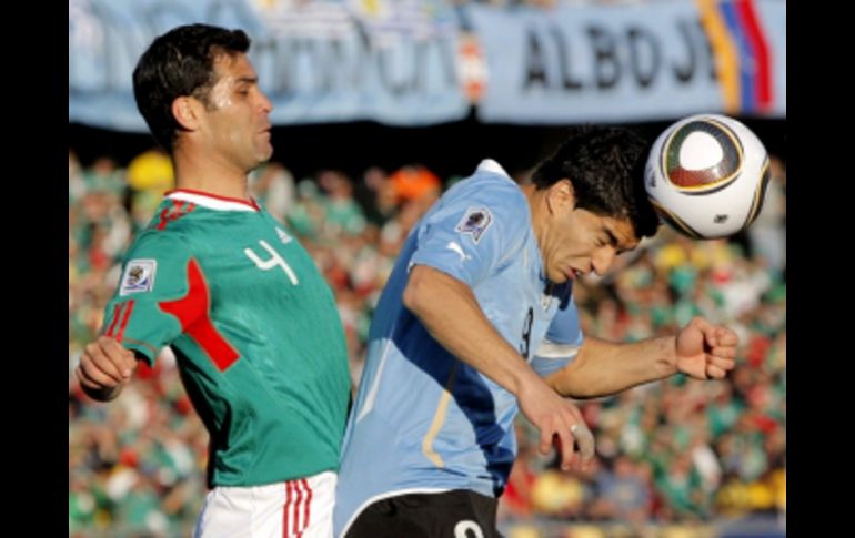 Rafael Márquez (izq) y Luís Suárez, disputan el balón durante el partido de las Selecciones de México y Uruguay. EFE  /