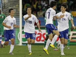 Lee Jung-soo (der) celebra la anotación ante Nigeria. AP  /