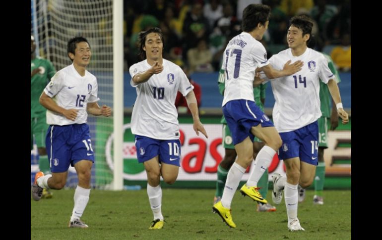 Lee Jung-soo (der) celebra la anotación ante Nigeria. AP  /