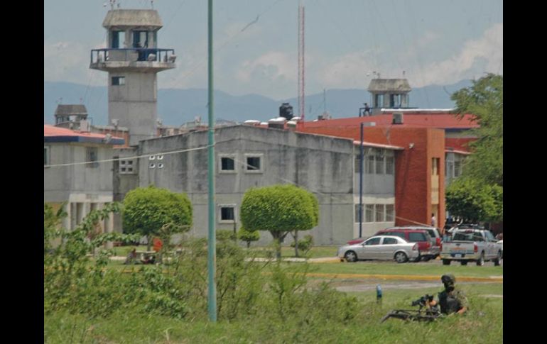 Militares y policías ministeriales se dieron a la tarea de buscar a los reos tras la fuga del penal de Atlacholoaya. EL UNIVERSAL  /