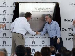 El gobernador  del Estado, Emilio González (der.), en la ceremonia inaugural de la planta ed tratamiento en Amatitán. E. BARRERA  /