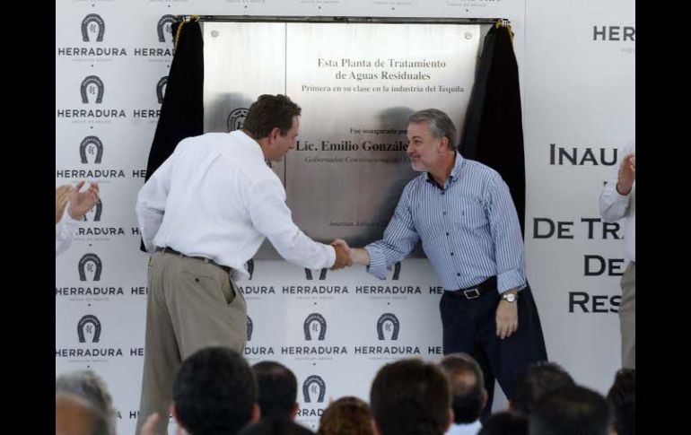 El gobernador  del Estado, Emilio González (der.), en la ceremonia inaugural de la planta ed tratamiento en Amatitán. E. BARRERA  /